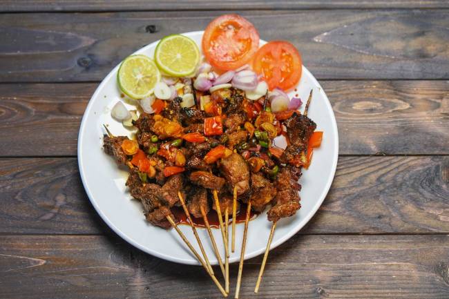 Sate Kambing Hadori hingga Batagor Kingsley: Wisata Kuliner Pakai Hiace