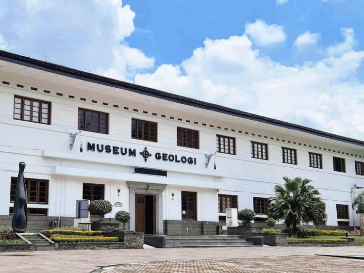 Museum Geologi Bandung: Trip Edukasi Seru dengan Hiace